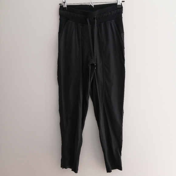 lululemon athletica Pants - 2023 Lululemon Dance Studio Crop Pants 25 Inch Cinch Hems in Black Size 2